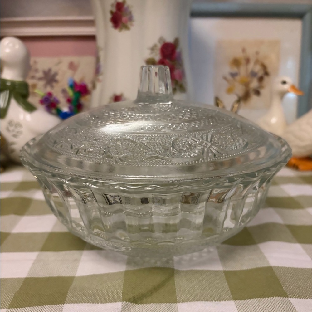 Vintage 1980s KIG Malaysia Fleur-de-lis glass candy/trinket/body powder dish